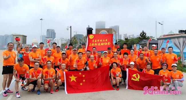 深夜大雾急哭了女司机暖心民警及时解困救助